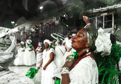 Em ritual de fé, baianas e lideranças religiosas lavam a Sapucaí antes do Rio Carnaval 2023